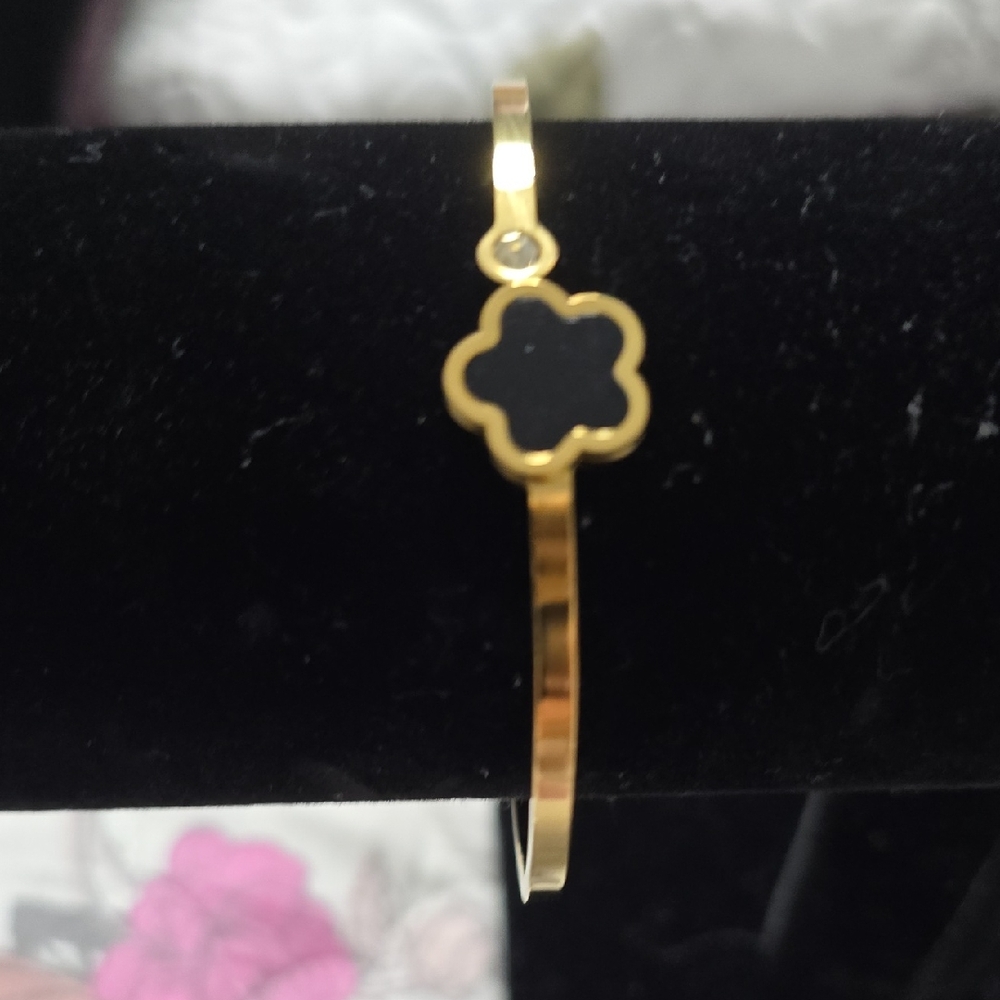 Elegant Gold and Black Clover Bracelet